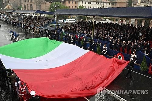 로마에서 열린 이탈리아 '공화국의 날' 기념 행진 [EPA 연합뉴스 자료사진] 