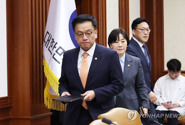 경제관계장관회의 참석하는 최상목 부총리