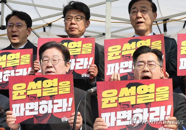 대통령 파면 촉구 구호 외치는 이재명 대표와 박찬대 원내대표