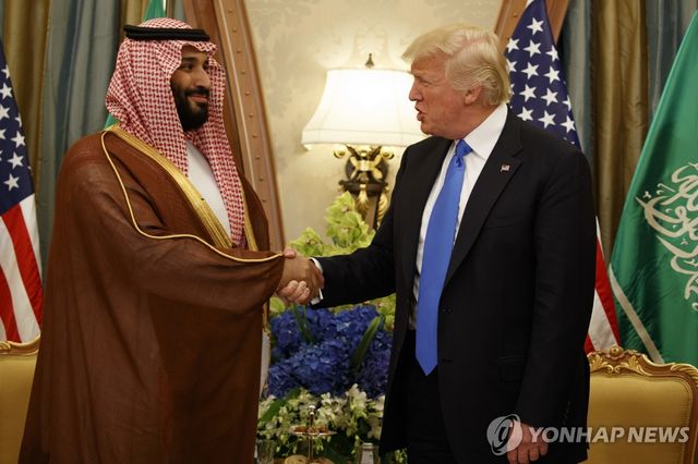 2017년 5월 백악관에서 만난 당시 도널드 트럼프 미국 대통령(오른쪽)과 무함마드 빈 살만 사우디 부왕세자
