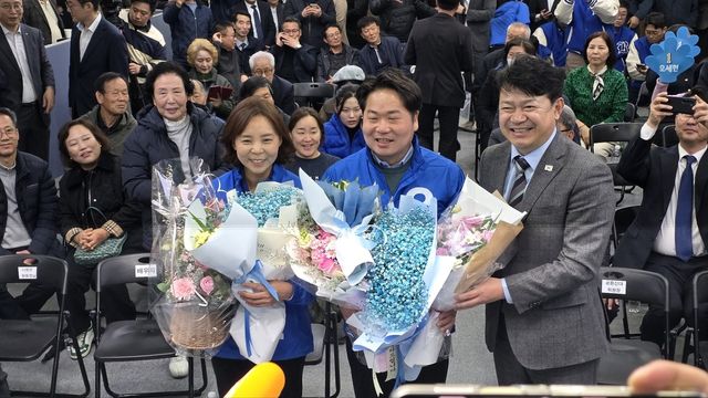 축하받는 오세현 후보(중앙)