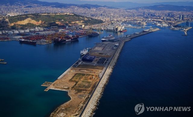 스페인 항구의 화물선들
