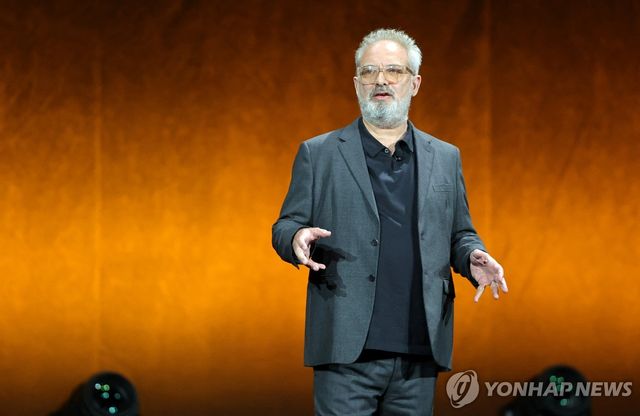 지난 31일(현지시간) 라스베이거스 시네마콘에서 발표하는 샘 멘데스 감독
