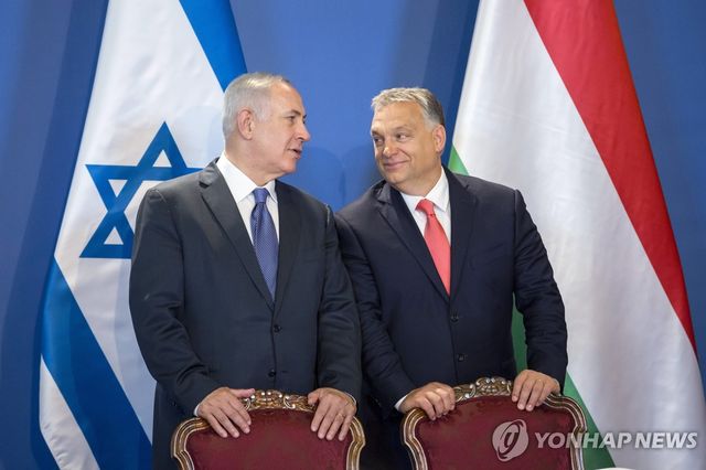 2017년 부다페스트 정상회담 당시 베냐민 네타냐후 이스라엘 총리(왼쪽), 오르반 빅토르 헝가리 총리