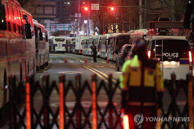 헌재 앞 줄지어 선 경찰 버스