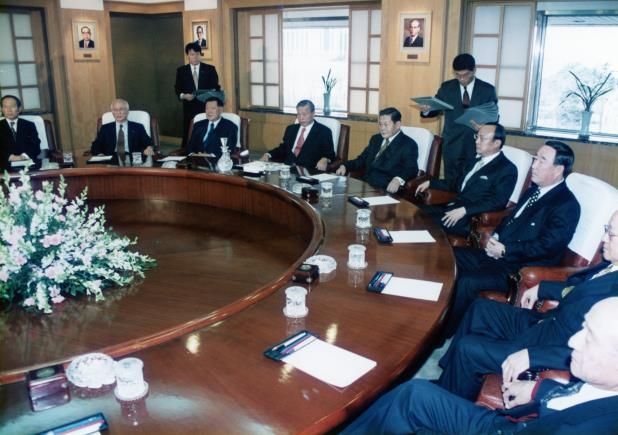 1998년 1월 전경련 회장단 회의에서 발표 경청하는 최종현 SK 선대회장(왼쪽 4번째)
