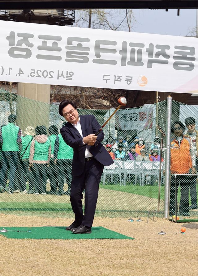 지난 1일 동작파크골프장 개장식에서 시타 하는 박일하 구청장