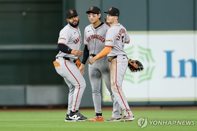 샌프란시스코 이정후(가운데)