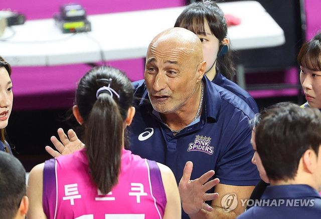 작전 지시하는 아본단자 감독