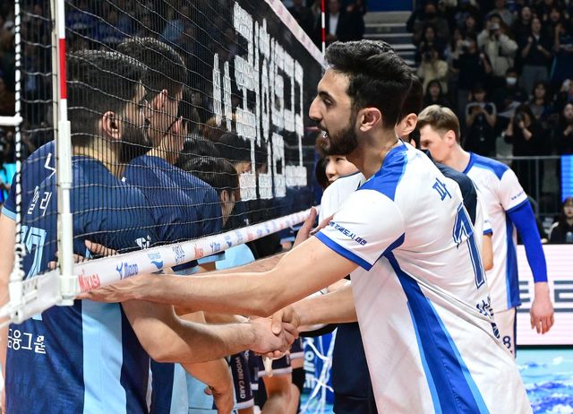 아시아 쿼터로 뛴 이란 국적의 파즐리(오른쪽)와 알리