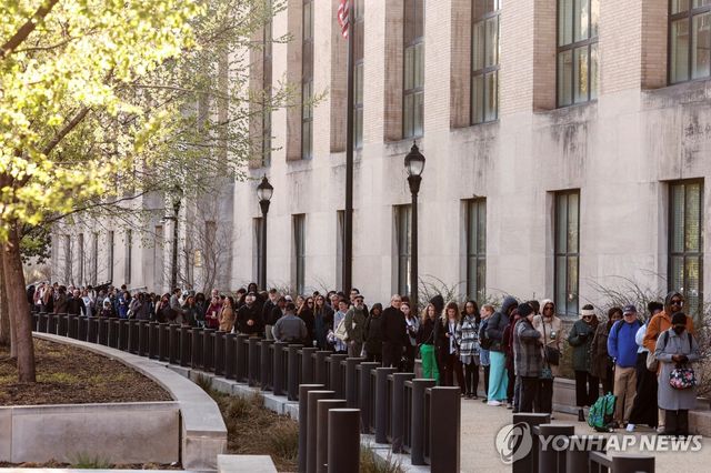 지난 1일 출근하기 위해 청사 앞에 줄 선 미 보건복지부 직원들
