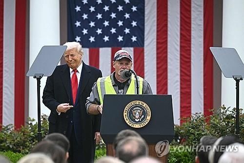 트럼프 대통령의 상호관세 지지발언하는 노동자