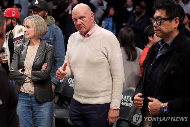 LA 클리퍼스 발머 구단주(가운데).