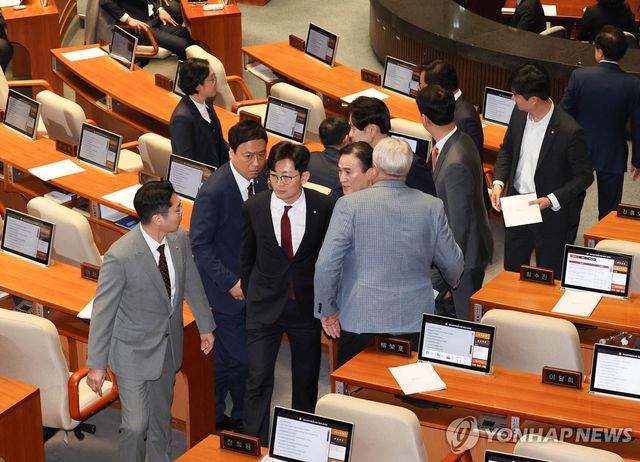 공산주의자 발언에 항의 빗발치자 퇴장하는 박충권 의원