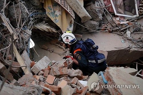 미얀마 강진 구조 작업