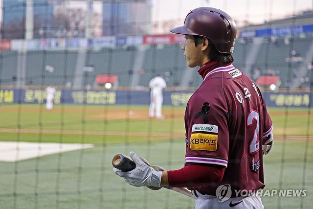 근조 리본 닳고경기 임하는 이주형