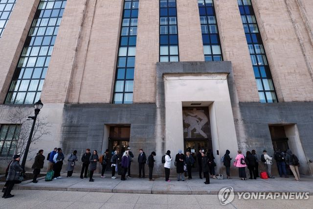지난 1일 출근하기 위해 청사 앞에 줄 선 미 보건복지부 직원들