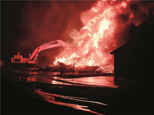 불의 진행을 막기 위해 집을 허무는 포크레인