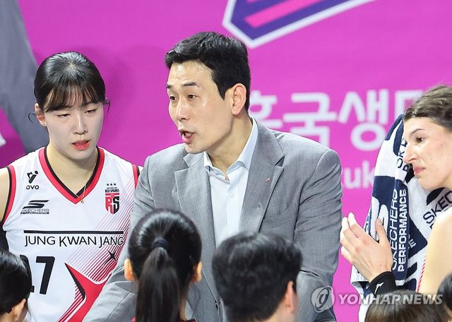 작전 지시하는 고희진 감독