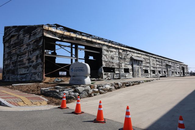 산불로 탄 영덕제2농공단지 내 신성이앤에스 공장