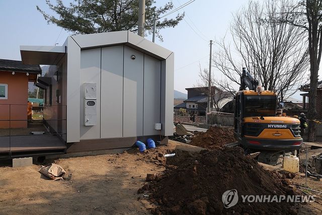 복구 진행 중인 오폭사고 현장