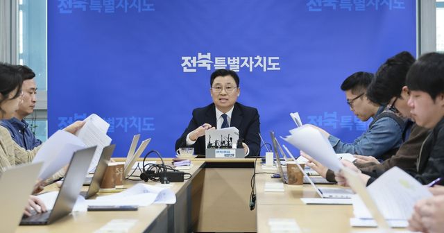 브리핑하는 김종필 전북특별자치도 자치행정국장