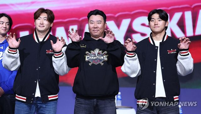 포즈 취하는 KIA