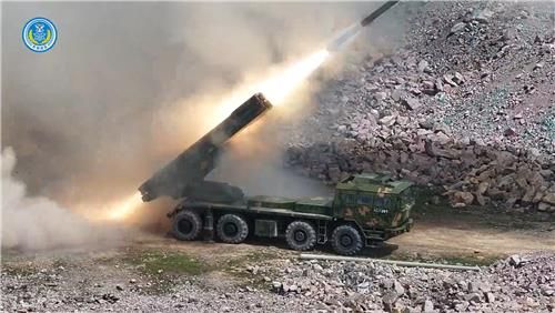 2일 중국군이 공개한 장거리 사격 훈련 모습