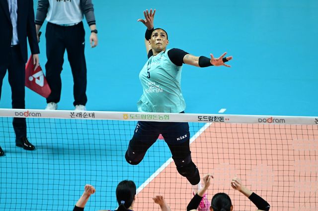 공격하는 GS칼텍스의 실바(중앙)