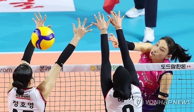 공격하는 김연경