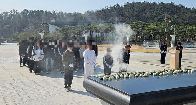 오월버스 타고 5·18묘지 찾은 학생들