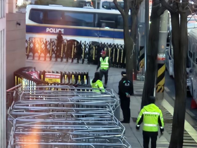 헌법재판소 정문 앞 윤석열 대통령 지지자들이 2일 오후 7시께 모두 자진 이동하며 헌재 앞 '진공상태'가 완성됐다. [촬영 홍준석]