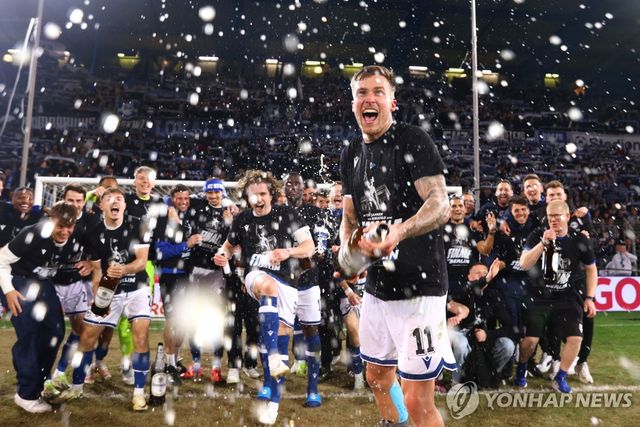 레버쿠젠을 꺾은 뒤 기쁨을 나루는 빌레펠트 선수단.