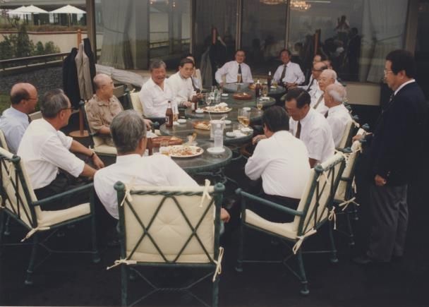 1994년 전경련 회장단 모임에서 웃고 있는 최종현 SK 선대회장