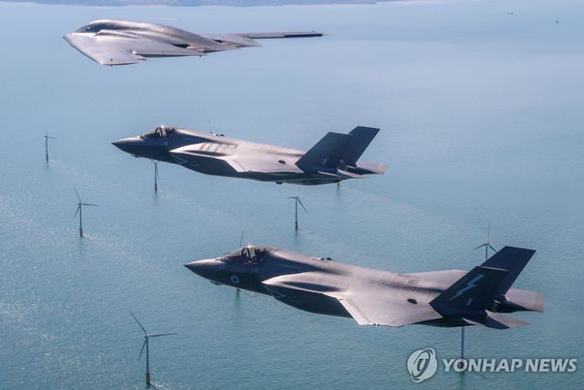 미 공군 B-2 스텔스 폭격기와 편대 비행 중인 영국 공군 F-35 전투기