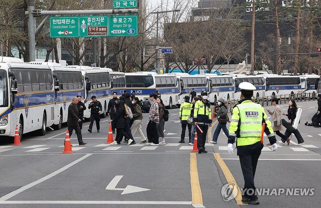 도로 통제 중인 경찰