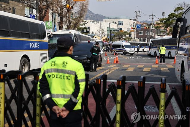 헌재 인근 '진공상태화' 착수하는 경찰