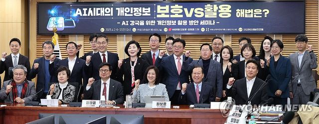 파이팅 하는 권영세 비대위원장과 참석자들