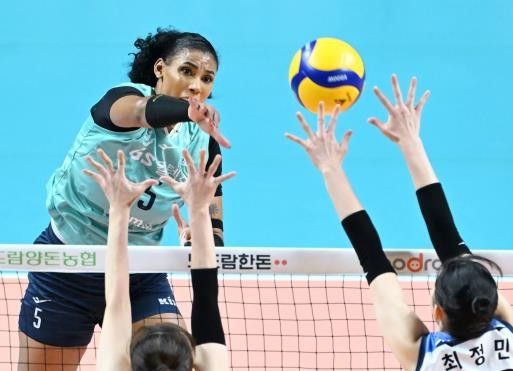 공격하는 GS칼텍스의 '주포' 실바(왼쪽)