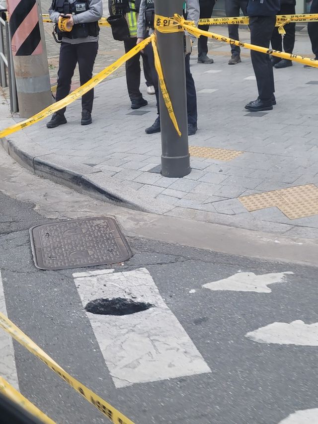 2일 서울 강동구에 발생한 소규모 땅꺼짐