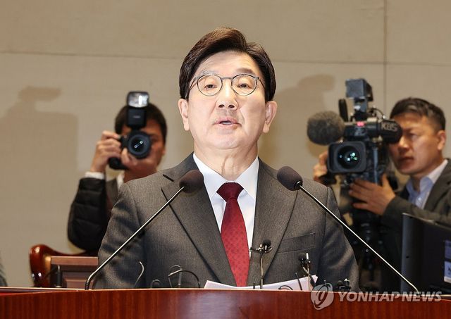 의원총회서 발언하는 권성동 원내대표