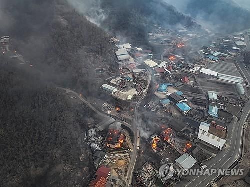 전쟁터 방불케 하는 산불 현장