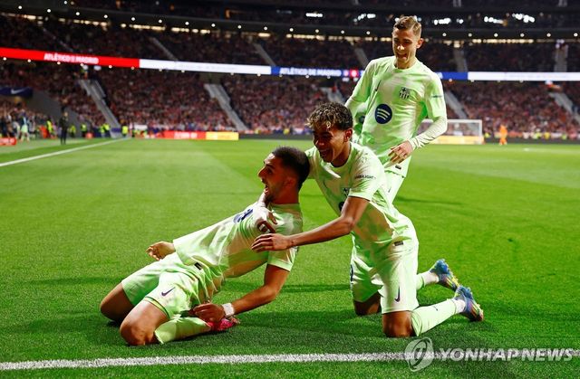 골 세리머니 펼치는 토레스(왼쪽). 가운데는 도움 올린 야말