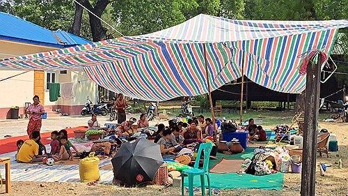 텐트에서 생활하는 이재민들