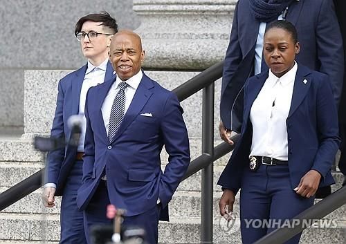 지난 2월 19일 법원 나서는 애덤스 시장