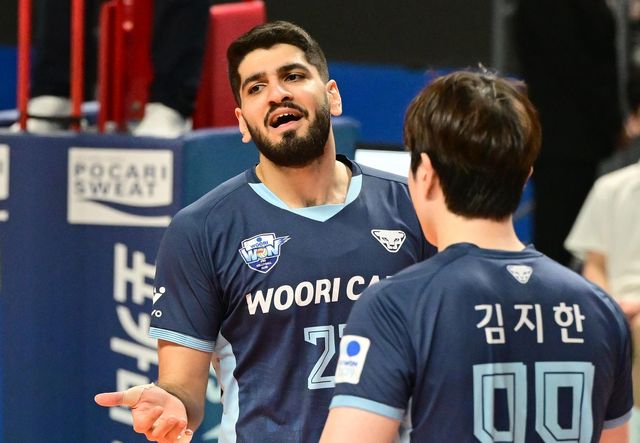 우리카드에서 뛴 이란 국적의 알리(중앙)