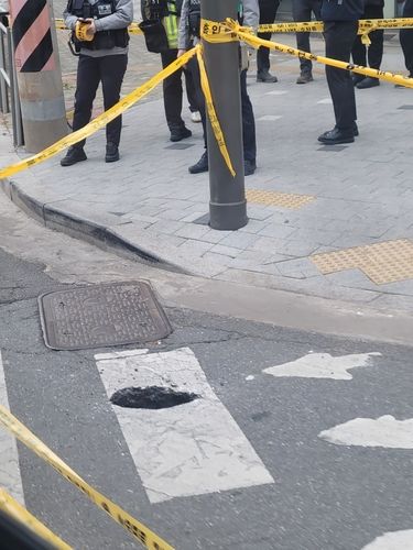 2일 서울 강동구에 발생한 소규모 땅꺼짐