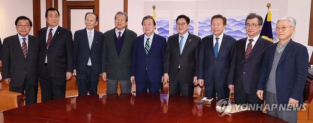 정치 원로들 만난 우원식 국회의장