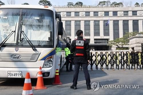尹 탄핵심판 선고 앞둔 재동 헌법재판소 앞