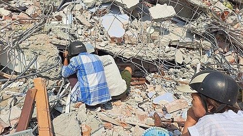 집안 수색하는 미얀마 시민들